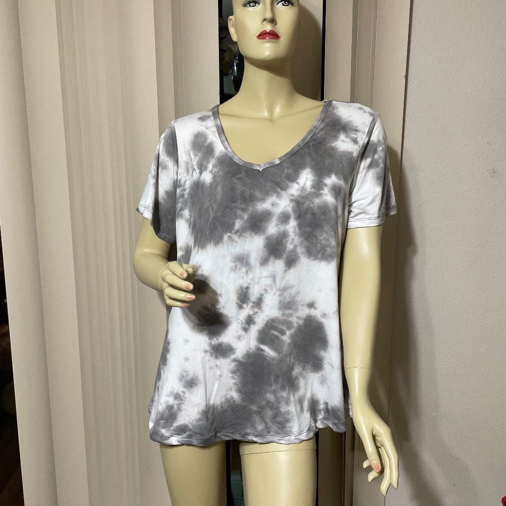 Women 1X Gray Tie Dye Cozy Soft Tee Shirt- Super cute!! Excellent condition